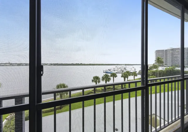 Homes for sale in South Palm Beach, FL | 126 Lakeshore Dr, South Palm Beach, FL 33408