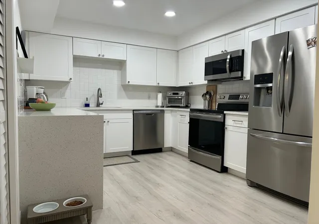 Homes for sale in Weston, FL | 16325 Golf Club Rd #109, Weston, FL 33326 | MLS# F10544026