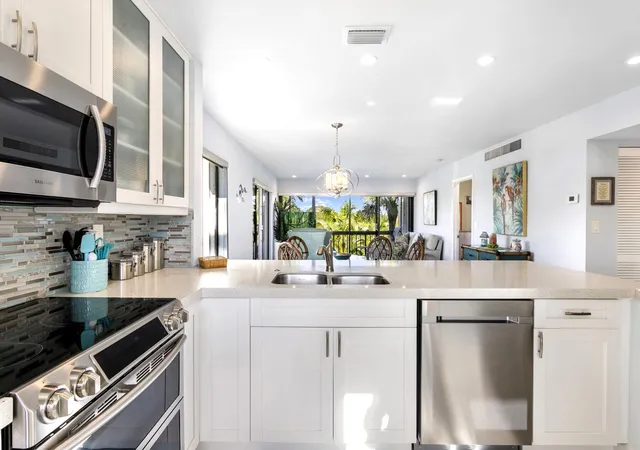 Homes for sale in West Palm Beach, FL | 2550 Presidential Wy, West Palm Beach, FL 33401