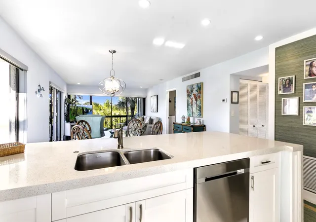 Homes for sale in West Palm Beach, FL | 2550 Presidential Wy, West Palm Beach, FL 33401