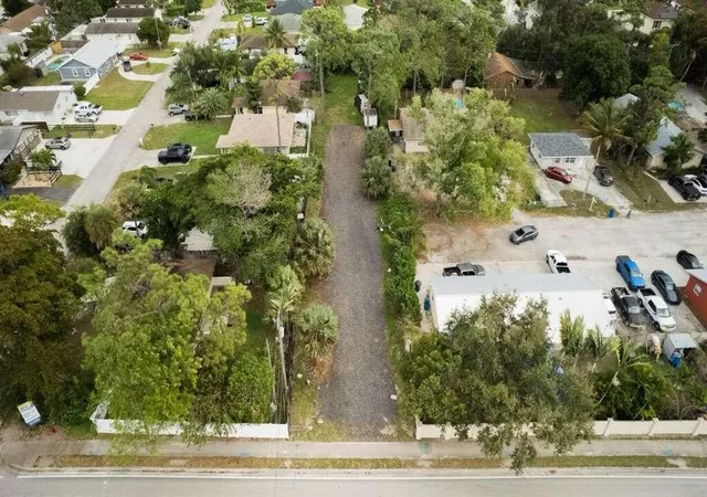 2nd image of 3630 S Haverhill Rd, Lake Worth, FL 33463 | MLS# R11155669