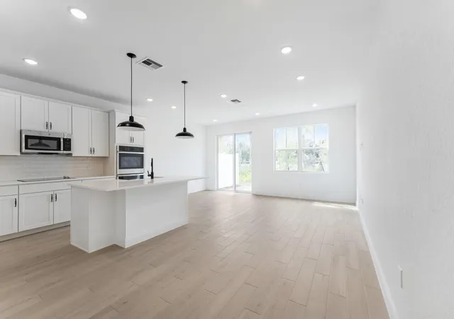5th image of 188 Se Birch Ter #313, Stuart, FL 34997 | MLS# R11155747