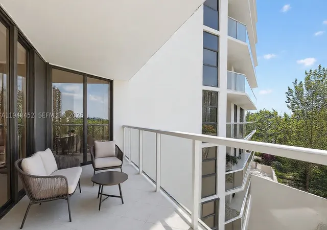 Photo 3 of Condo for sale at 20281 E Country Club Dr #405, Aventura, FL 33180 | MLS# A11948452 | Listing updated on 2026-10-08