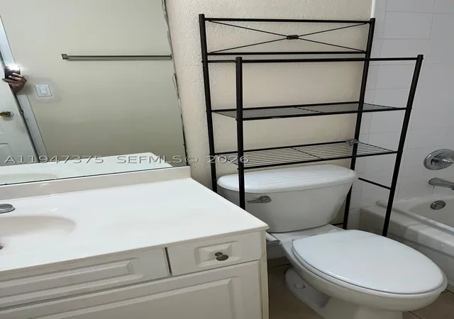 11th image of 5221 Geneva Way #302, Doral, FL 33166 | MLS# A11947375