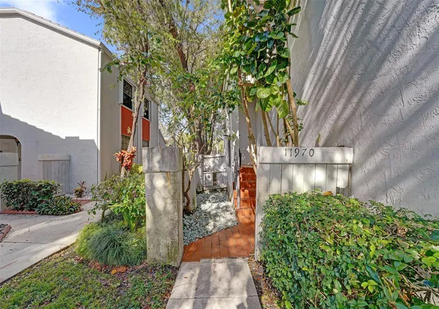 3rd image of 11970 Nw 11Th St, Pembroke Pines, FL 33026 | MLS# F10546279