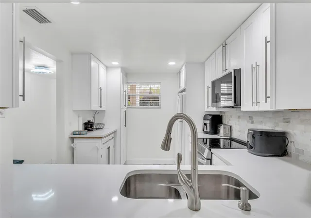 2nd image of 3920 Inverrary Blvd #104-C, Lauderhill, FL 33319 | MLS# F10548104