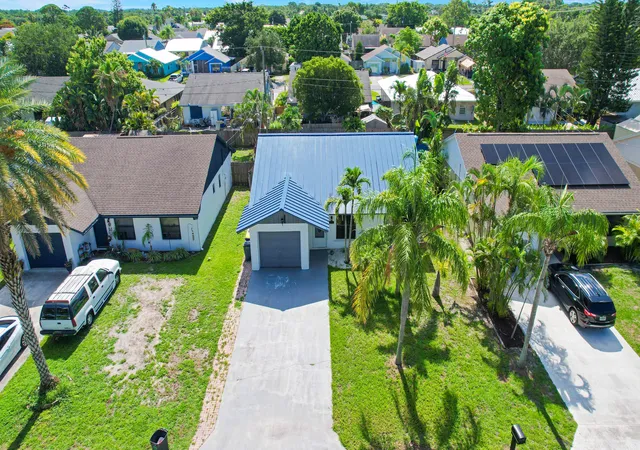 4th image of 5929 Se Collins Ave, Stuart, FL 34997 | MLS# R11157267