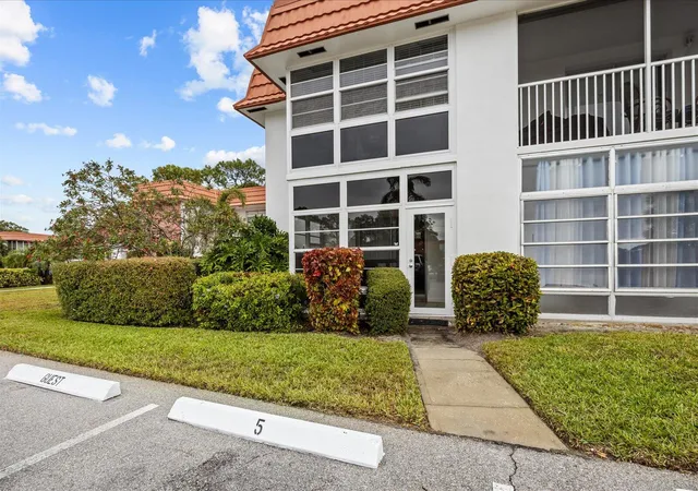 Homes for sale in Stuart, FL | 2600 Se Ocean Blvd #E5, Stuart, FL 34996 | MLS# R11157352