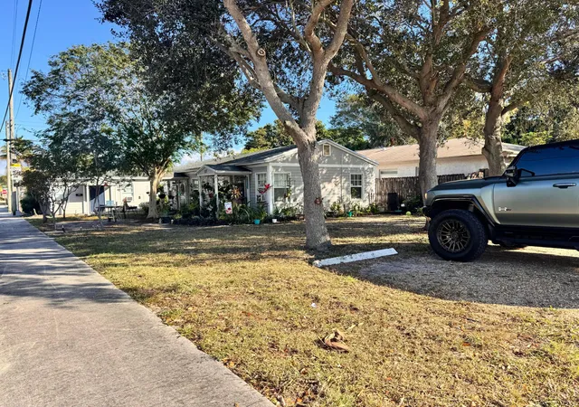 3rd image of 717 8Th Ave N, Lake Worth Beach, FL 33460 | MLS# R11157415