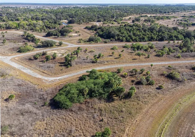 3rd image of 403 Boca Cir, La Belle, FL 33935 | MLS# A11952562