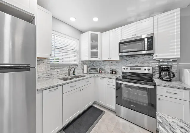 3rd image of 725 Lori Dr #111, Palm Springs, FL 33461 | MLS# R11158274
