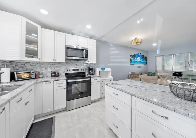 4th image of 725 Lori Dr #111, Palm Springs, FL 33461 | MLS# R11158274
