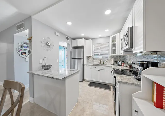 5th image of 725 Lori Dr #111, Palm Springs, FL 33461 | MLS# R11158274