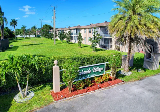 3rd image of 725 Lori Dr, West Palm Beach, FL 33461