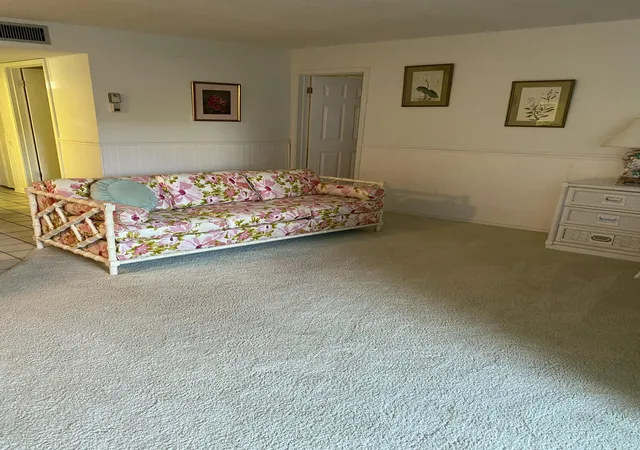 4th image of 725 Lori Dr, West Palm Beach, FL 33461