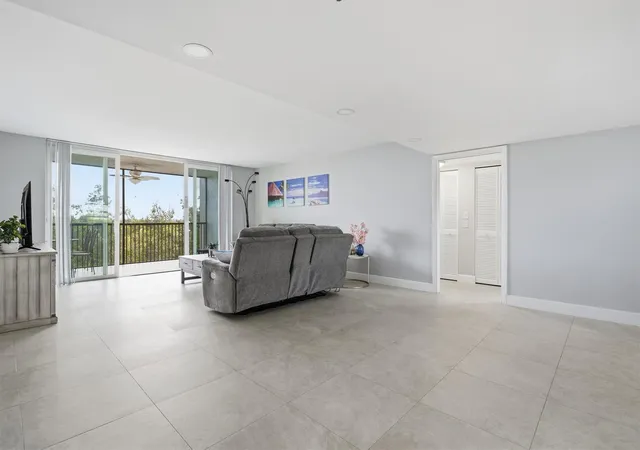 5th image of 3910 Inverrary Blvd, Lauderhill, FL 33319