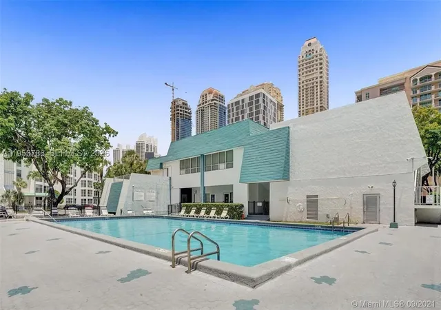 Listing Photo 2 - Condo for sale in building located at 200 177Th Dr, Sunny Isles Beach, FL 33160 - Unit #416