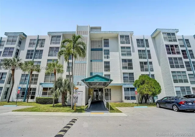 Listing Photo 3 - Condo for sale in building located at 200 177Th Dr, Sunny Isles Beach, FL 33160 - Unit #416