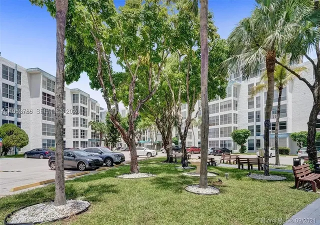 Listing Photo 4 - Condo for sale in building located at 200 177Th Dr, Sunny Isles Beach, FL 33160 - Unit #416