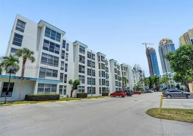 Listing Photo 5 - Condo for sale in building located at 200 177Th Dr, Sunny Isles Beach, FL 33160 - Unit #416