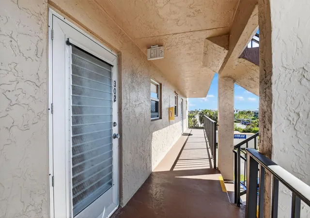 4th image of 729 Lori Dr #302, Palm Springs, FL 33461 | MLS# R11159177