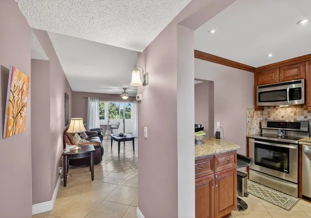 5th image of 729 Lori Dr #302, Palm Springs, FL 33461 | MLS# R11159177