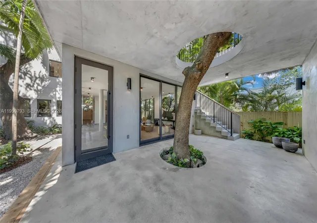 2nd image of 1000 Nw 9th Ct, Miami, FL 33136 | MLS# A11955793