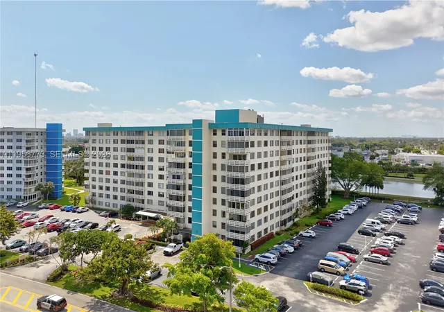 Homes for sale in Hollywood, FL | 4330 Hillcrest Dr #807, Hollywood, FL 33021 | MLS# A11956773