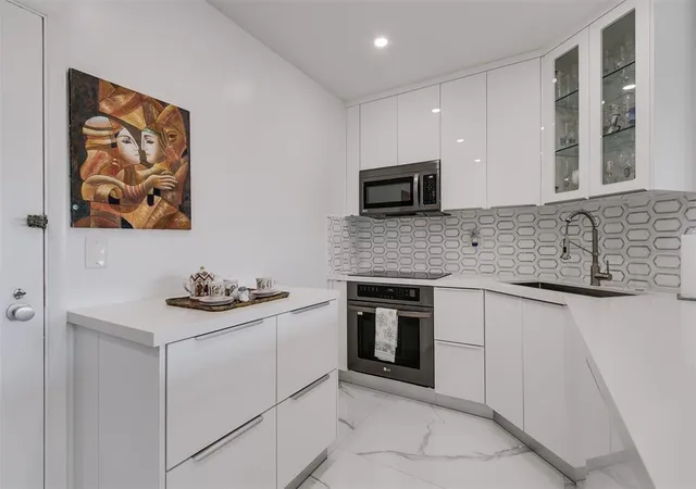 3rd image of 3333 Ne 34Th St #304, Fort Lauderdale, FL 33308 | MLS# F10549871