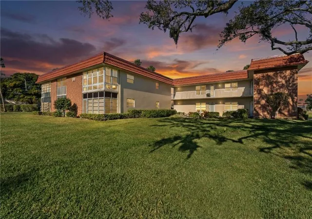Homes for sale in Vero Beach, FL | 60 Woodland Dr #202, Vero Beach, FL 32962 | MLS# R11160064