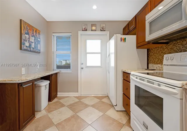 Photo 2 of Condo for sale at 1000 Ne 14Th Ave #602, Hallandale Beach, FL 33009 | MLS# A11957987 | Listing updated on 2026-09-24