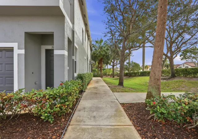 2nd image of 3108 Grandiflora Dr, Lake Worth, FL 33467 | MLS# R11160337