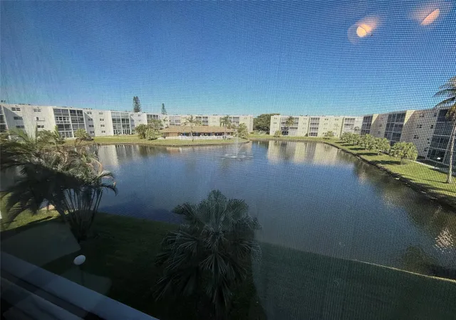 2nd image of 425 Se 11th Ter #302, Dania Beach, FL 33004 | MLS# F10550319