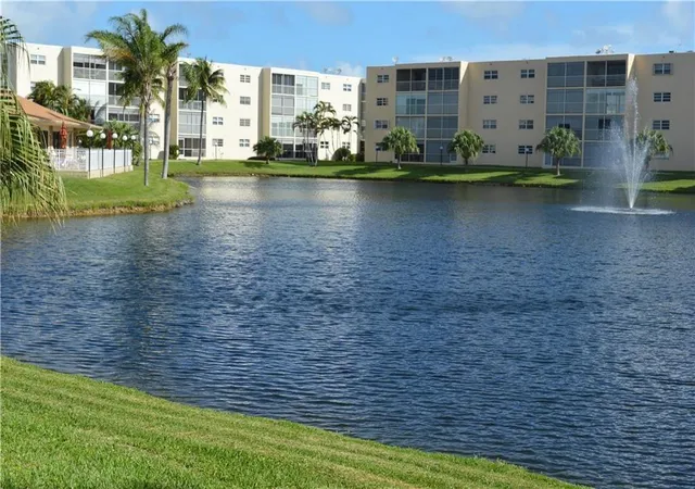 2nd image of 425 Se 11Th Ter, Dania Beach, FL 33004