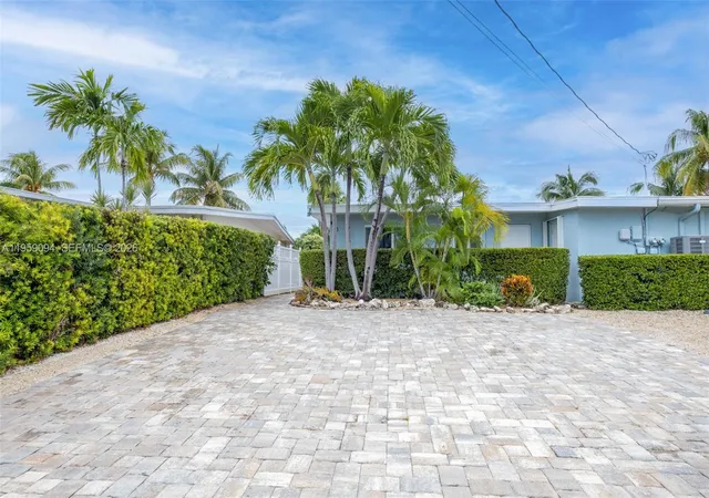 3rd image of 410 10Th St, Key Colony, FL 33051 | MLS# A11959094