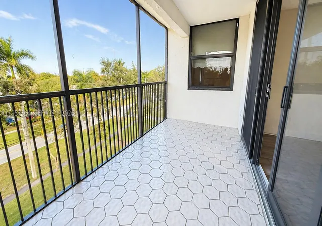 Listing Photo 1 - Condo for sale in building located at 6800 Cypress Rd, Plantation, FL 33317 - Unit #501