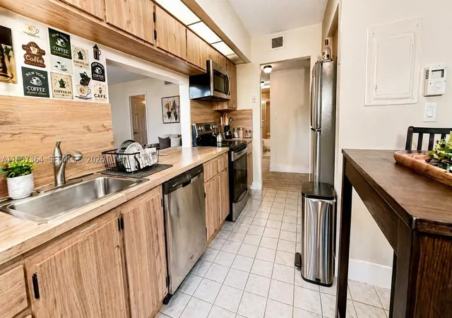 Listing Photo 2 - Condo for sale in building located at 6800 Cypress Rd, Plantation, FL 33317 - Unit #501