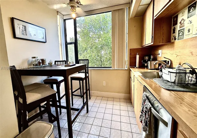 Listing Photo 3 - Condo for sale in building located at 6800 Cypress Rd, Plantation, FL 33317 - Unit #501