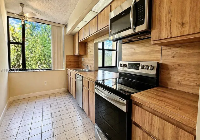 Listing Photo 4 - Condo for sale in building located at 6800 Cypress Rd, Plantation, FL 33317 - Unit #501