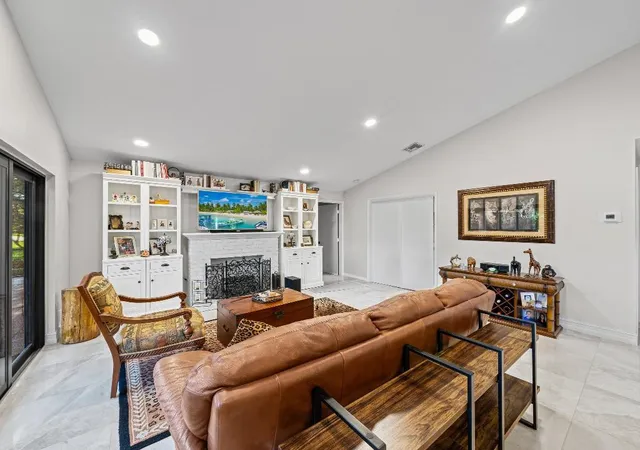 5th image of 23313 Water Cir, Boca Raton, FL 33486 | MLS# F10549056