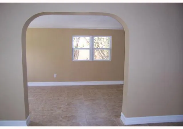 2nd image of 711 Fernwood Dr, West Palm Beach, FL 33405 | MLS# R11161504