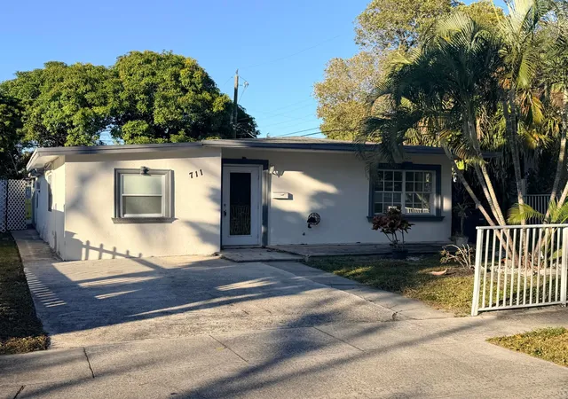 5th image of 711 Fernwood Dr, West Palm Beach, FL 33405 | MLS# R11161504