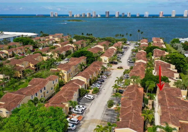 4th image of 1020 Lake Shore Dr, Lake Park, FL 33403