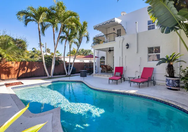 3rd image of 137 Edgewood Dr, West Palm Beach, FL 33405 | MLS# R11162124