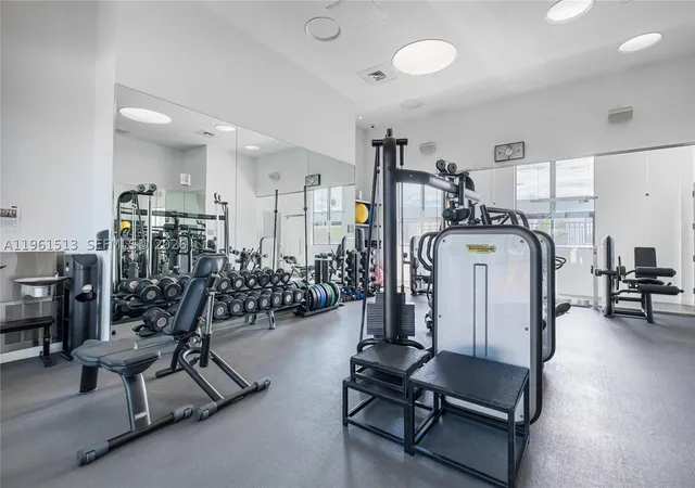 2nd image of 1000 Venetian Wy, Miami Beach, FL 33139