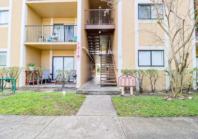 3rd image of 450 Palm Cir, Pembroke Pines, FL 33025
