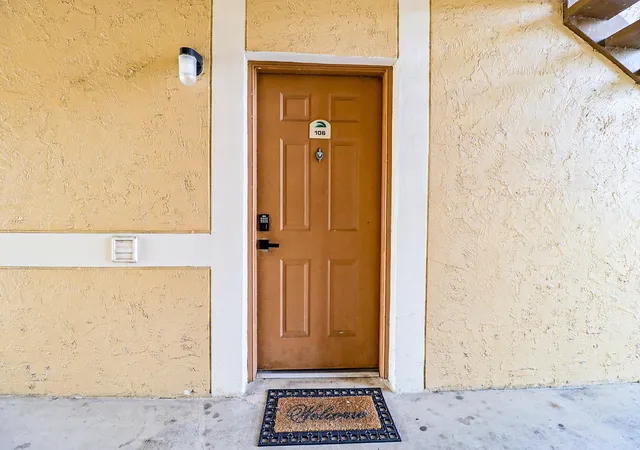 4th image of 450 Palm Cir, Pembroke Pines, FL 33025