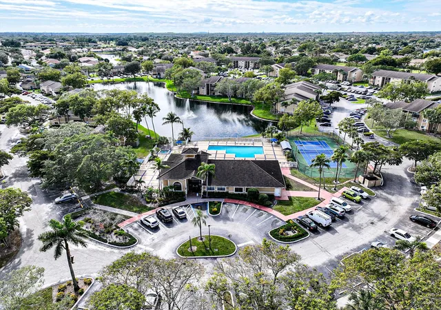 2nd image of 450 Palm Cir, Pembroke Pines, FL 33025