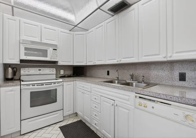 2nd image of 2403 Antigua Cir #B4, Coconut Creek, FL 33066 | MLS# F10551530