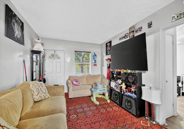 3rd image of 721 N F St, Lake Worth Beach, FL 33460